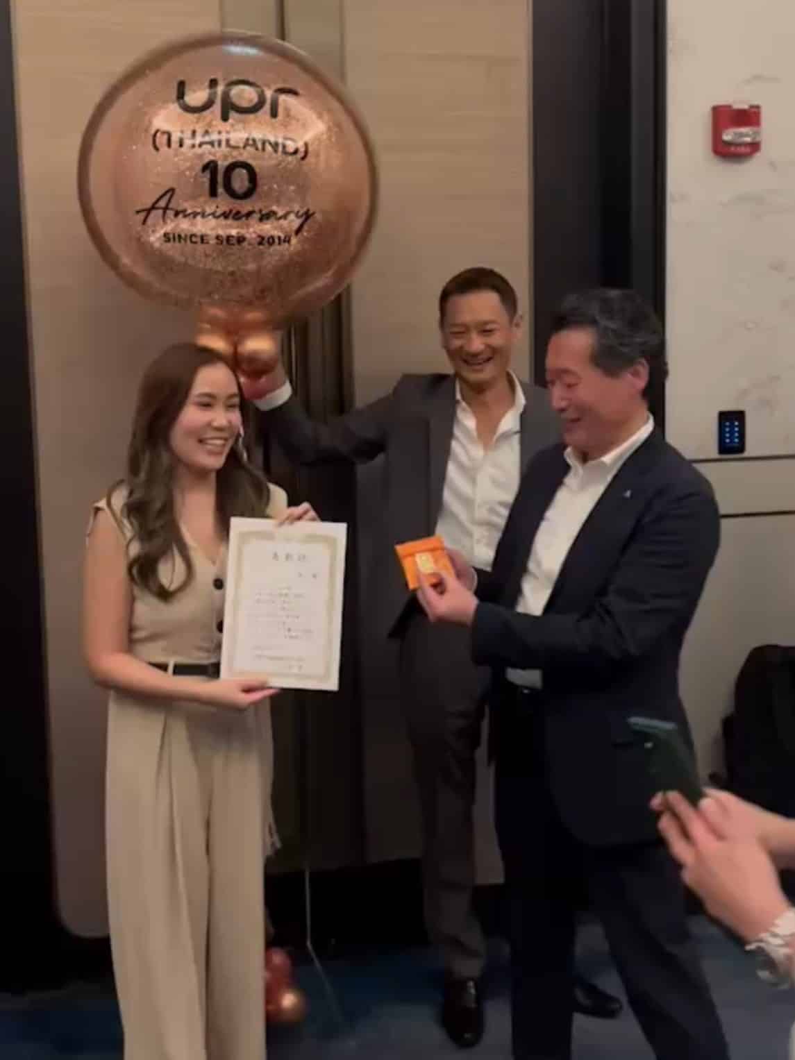 employee receiving award from CEO